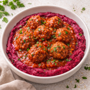 Almôndegas com molho de tomate com puré de Beterraba